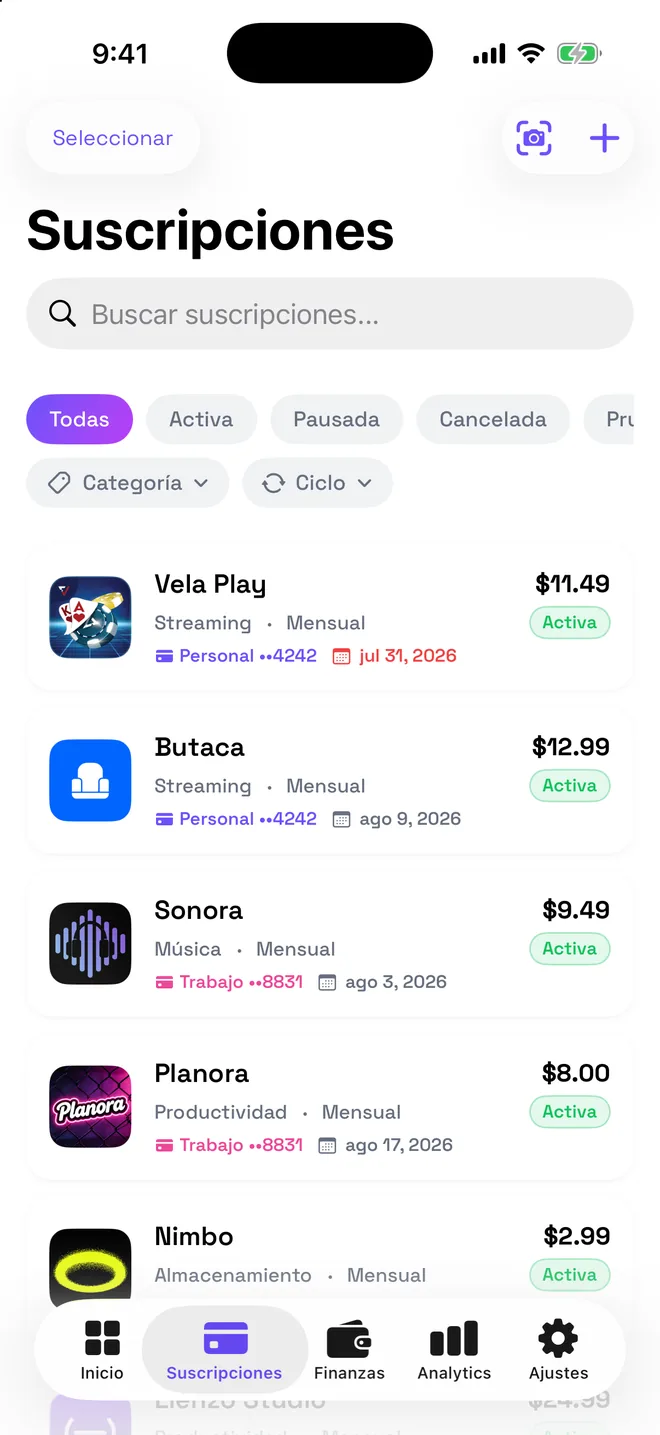 SubsTrackerPro en un iPhone: la lista de suscripciones con su monto, su estado y su próxima fecha de cobro